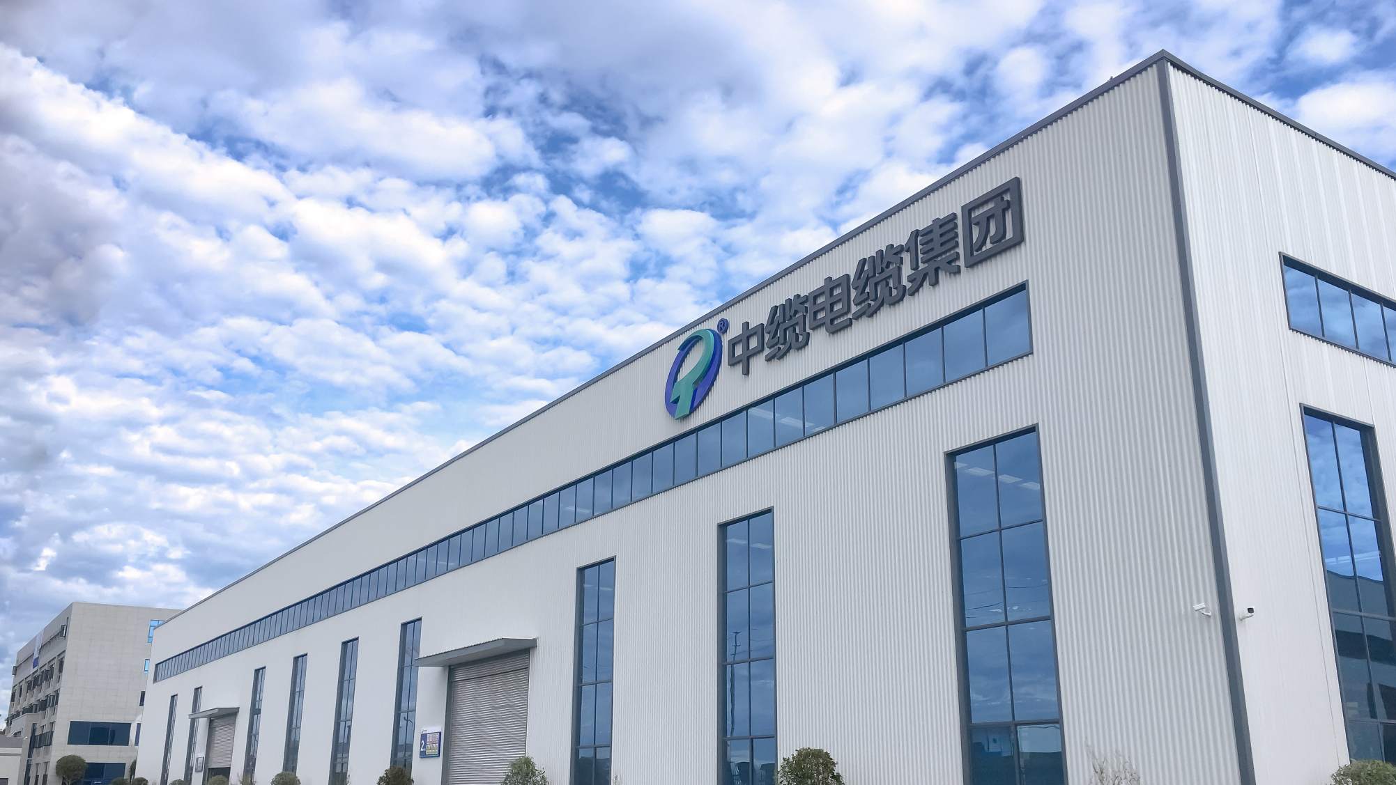 邛崃电缆厂区5层楼生活用水怎么解决？3t/h水处理设备+变频送水，吊装上5楼2天完成安装